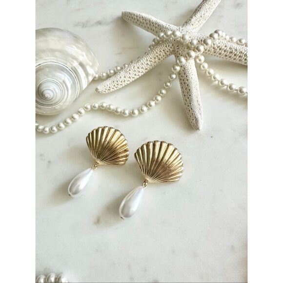 Gold color clamshell with teardrop pearl dangle earrings - Picture 1 of 5
